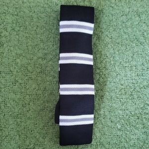Woven tie